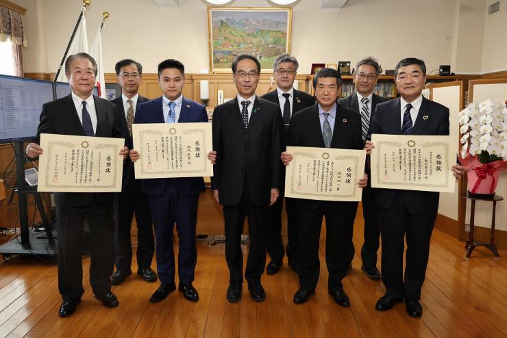 埼玉県文化振興基金への寄附に対する感謝状贈呈式で記念撮影する知事