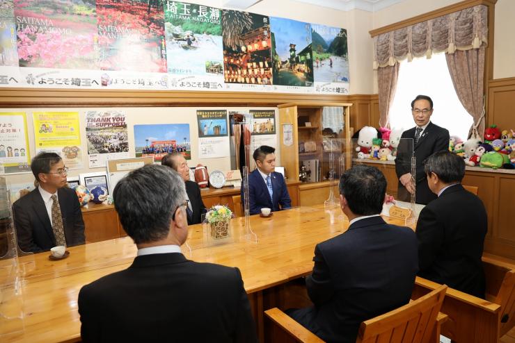 埼玉県文化振興基金への寄附に対する感謝状贈呈式で歓談する知事