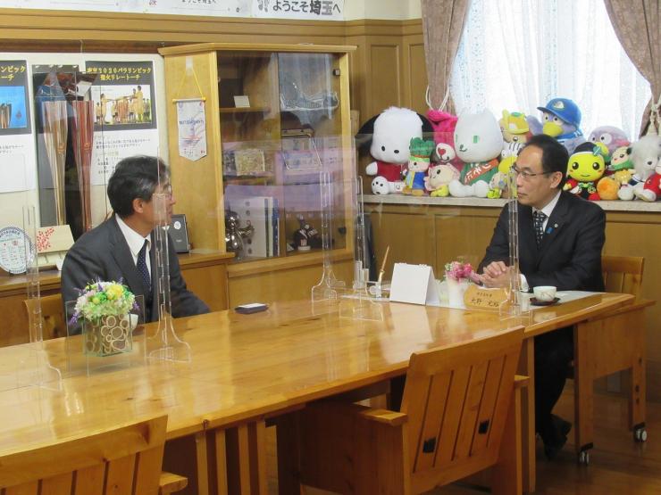 浦和レッズ代表取締役社長表敬訪問で歓談する知事