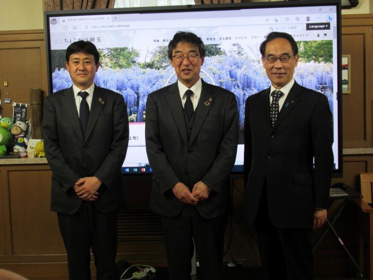 浦和レッズ代表取締役社長表敬訪問で記念撮影する知事