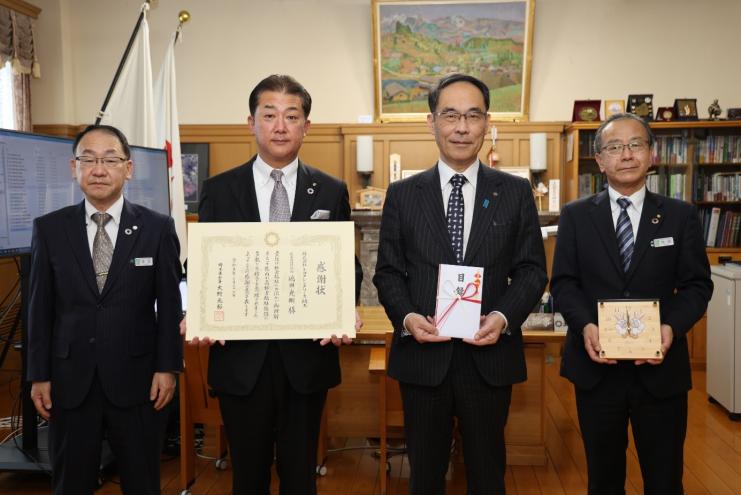 株式会社トヨタレンタリース埼玉による車椅子寄贈に対する感謝状贈呈式で記念撮影する知事