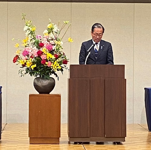 写真：祝辞を述べる中屋敷議長