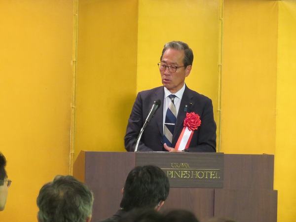 写真：祝辞を述べる議長