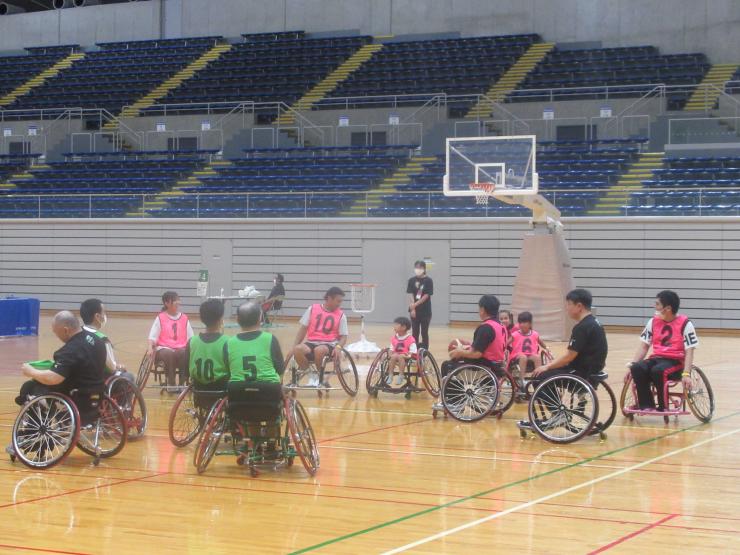 車いすバスケットボール体験の様子