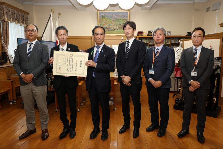 埼玉県NPO基金感謝状贈呈式で記念撮影する知事