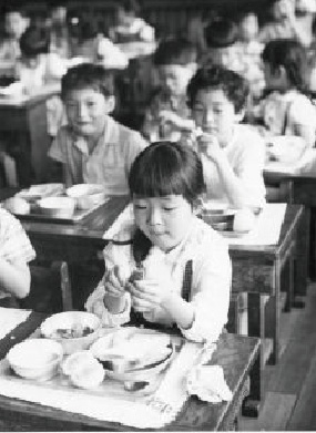昔の学校給食の様子の写真