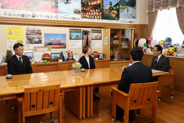 埼玉県NPO基金感謝状贈呈式（5月15日実施）で歓談する知事