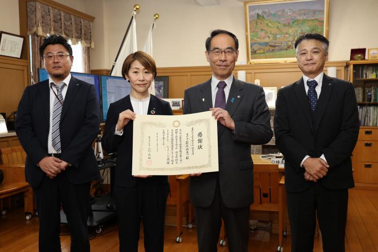 埼玉県NPO基金感謝状贈呈式（5月15日実施）で記念撮影する知事