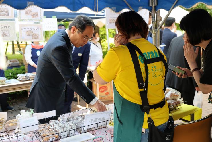 県庁内福祉の店「かっぽ」26周年フェスタを視察する知事1