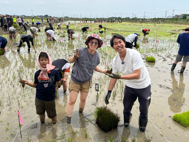 行田市田んぼアートの田植え