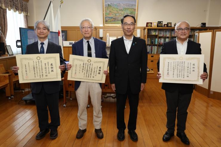 埼玉県文化振興基金等への感謝状贈呈式で記念撮影する知事
