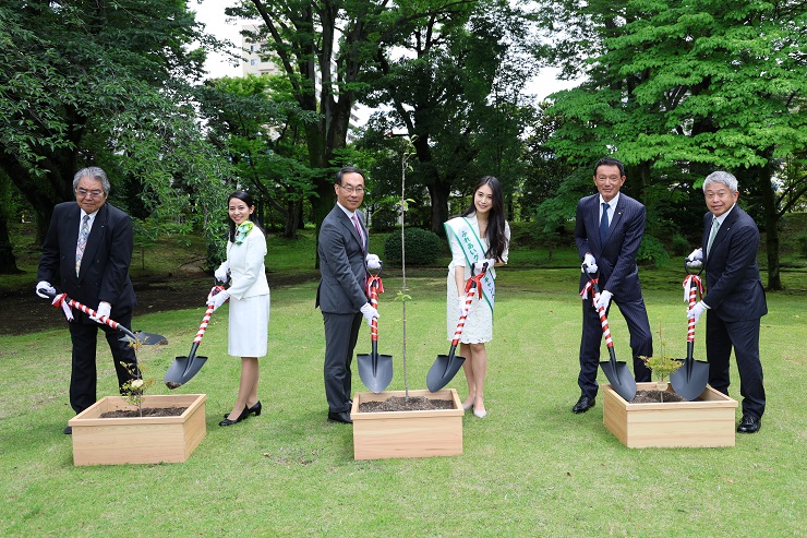 埼玉トヨペット株式会社からの寄贈された苗木を植栽する知事
