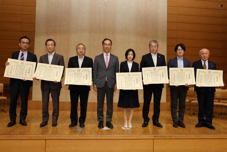 埼玉県新型感染症専門家会議委員への感謝状贈呈で記念撮影する知事