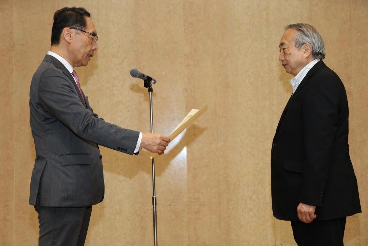 埼玉県新型感染症専門家会議委員へ感謝状を贈呈する知事