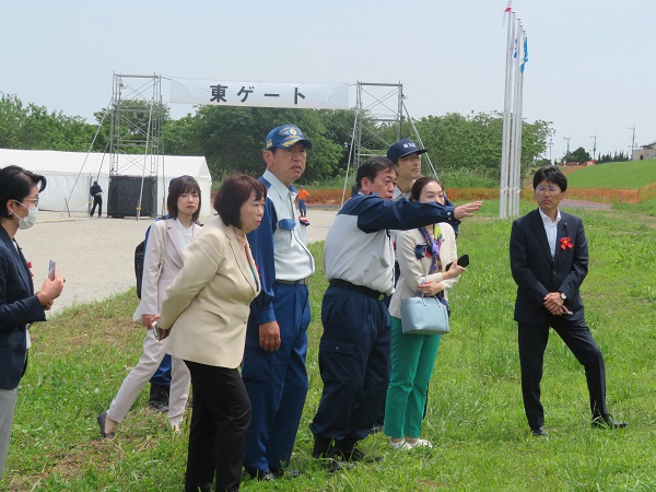 写真：視察する議長