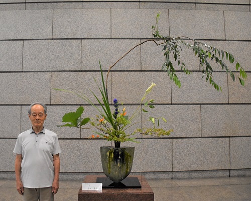議事堂を飾る生け花とその製作者の写真