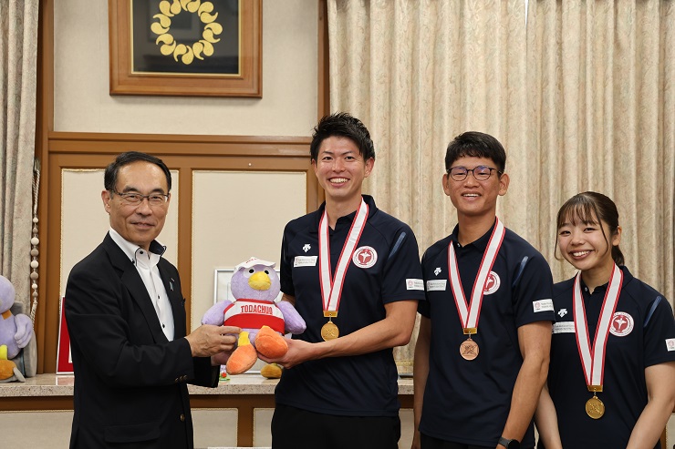 戸田中央総合病院ローイングクラブ表敬訪問で選手と記念撮影する知事