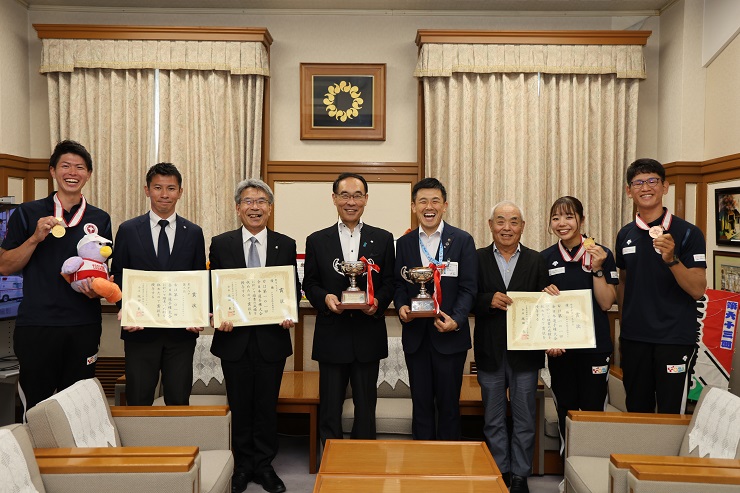 戸田中央総合病院ローイングクラブ表敬訪問で監督選手と記念撮影する知事