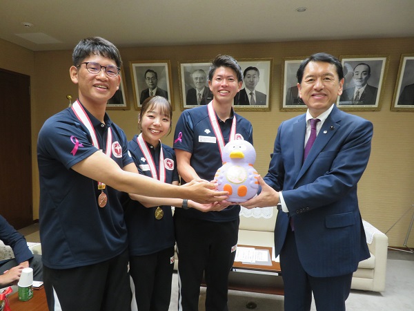 写真：記念品を贈呈する議長