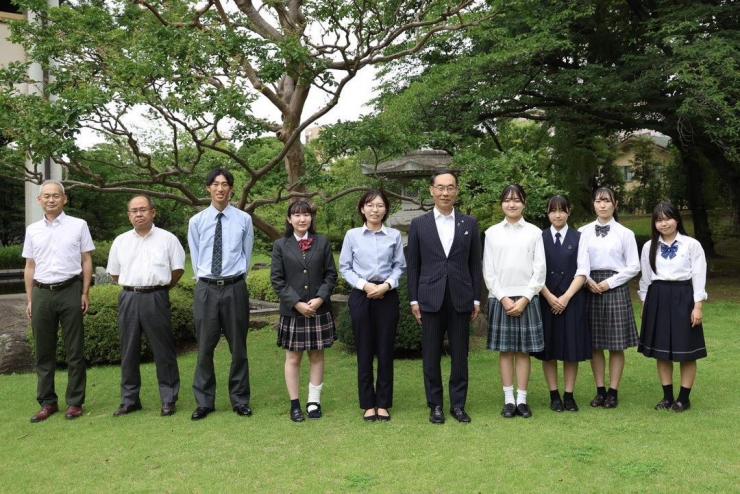 令和5年度姉妹友好州省派遣奨学生埼玉親善大使委嘱式で記念撮影する知事