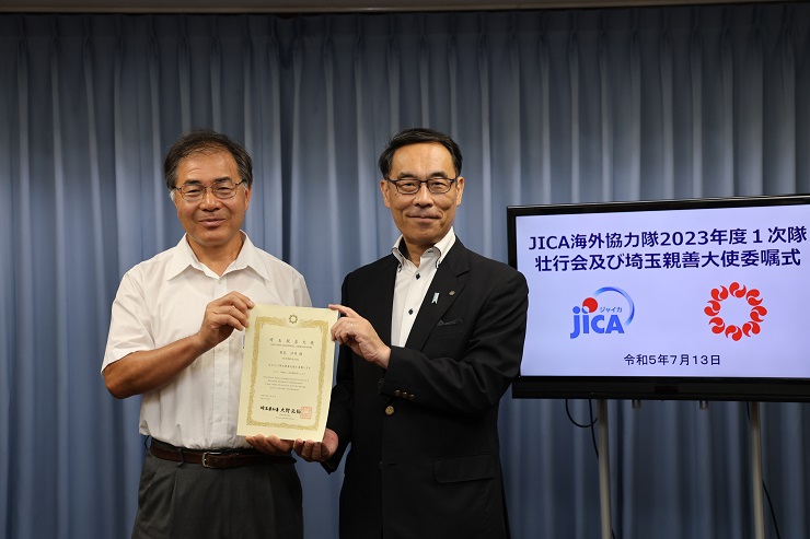 JICA海外協力隊員と記念撮影する知事