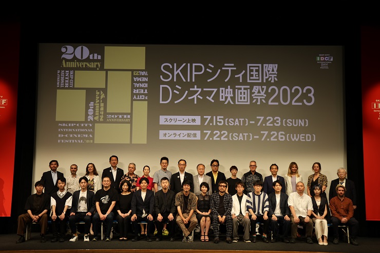 SKIPシティ国際Dシネマ映画祭で記念撮影をとる知事