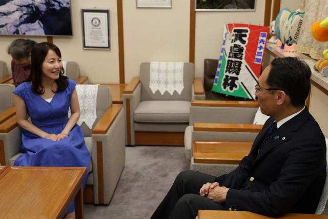 全日本女流アマチュア囲碁選手権大会優勝者表敬訪問で歓談する知事