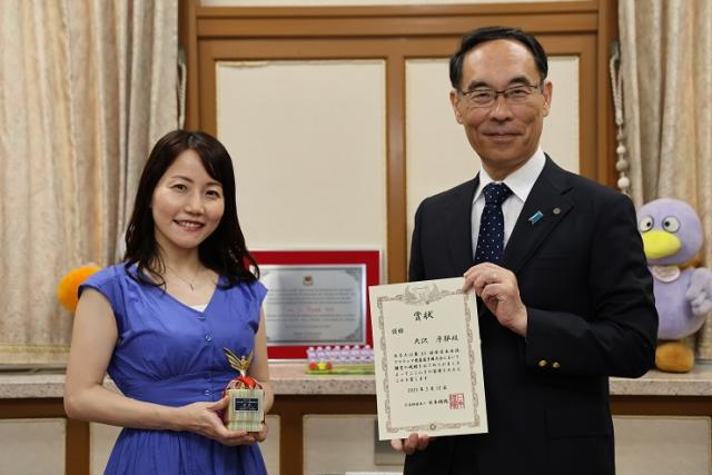 全日本女流アマチュア囲碁選手権大会優勝者表敬訪問で記念撮影する知事