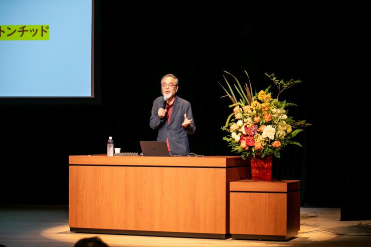 写真:基調講演のようす（汐見稔幸東京大学名誉教授）