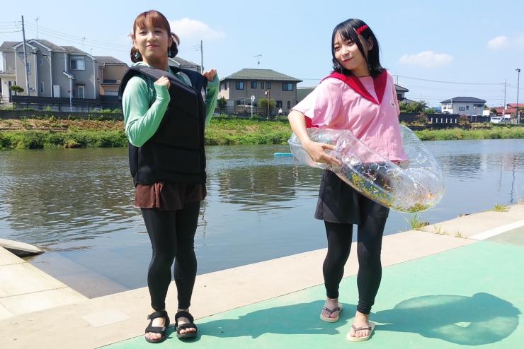 杉戸町の大落古利根川でアクティビティをする才木玲佳とアンゴラ村長の写真