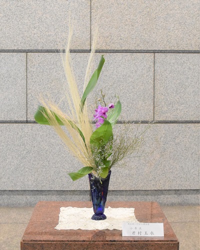 議事堂に飾られている生け花の写真