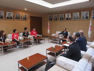 写真：表敬訪問の様子