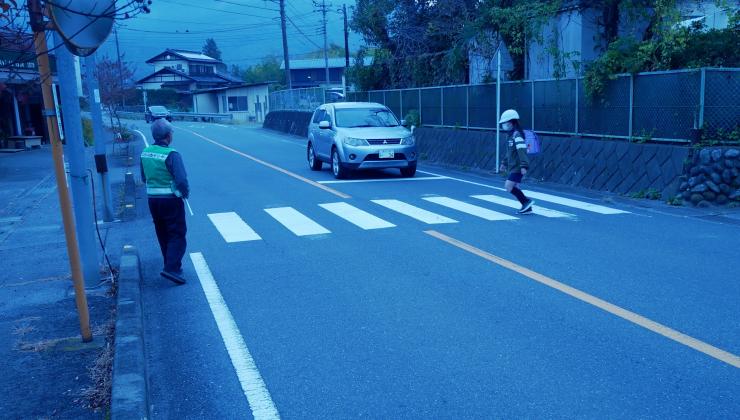 横断歩道を児童横断中