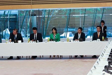 懇談会に出席する岡田副議長の写真
