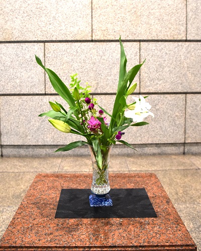 議事堂に飾られている生け花の写真