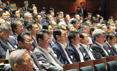 写真：記念式典に出席する立石議長