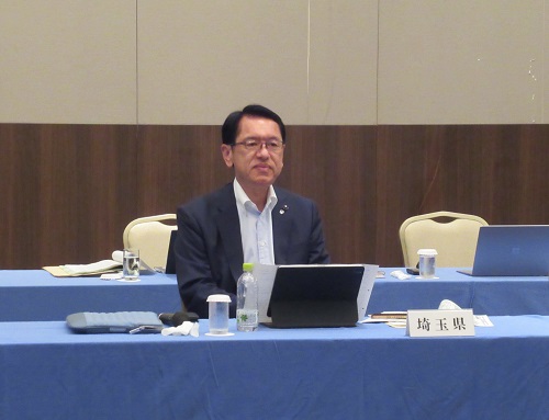 写真：会議に臨む立石議長