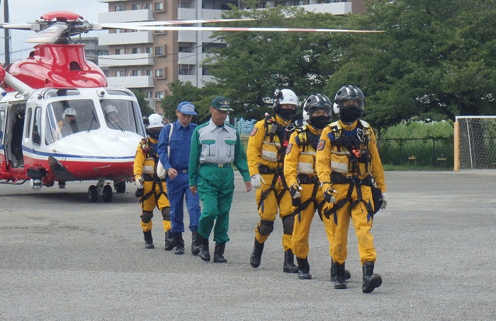 第44回九都県市合同防災訓練で視察する知事の写真