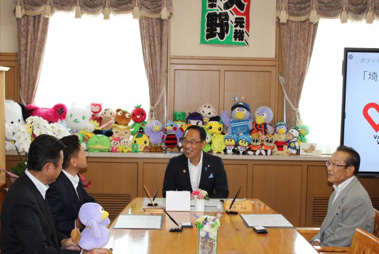 「埼玉版SDGs応援自動販売機」設置に関する協定締結式で歓談する知事の写真