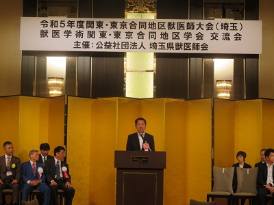 写真：祝辞を述べる立石泰広議長