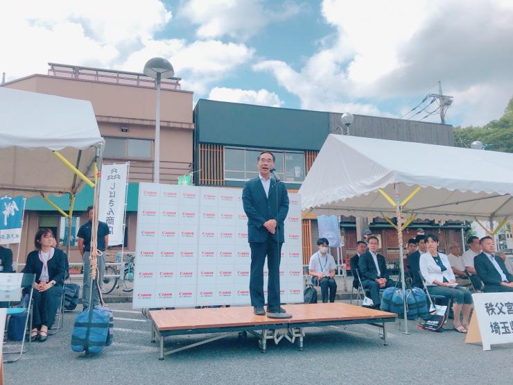 第71回秩父宮杯埼玉県自転車道路競走大会開会式で挨拶する知事の写真