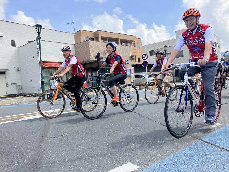 第71回秩父宮杯埼玉県自転車道路競走大会開会式でパレードランに参加する知事の写真