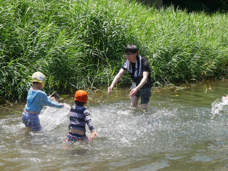 水をかけ合う様子