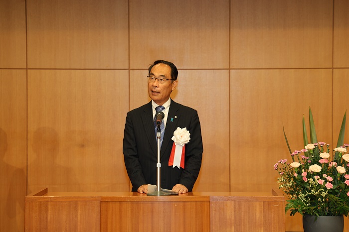 埼玉県障害者ワークフェアで挨拶する知事の写真