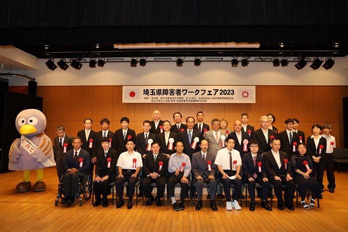 埼玉県障害者ワークフェアで記念撮影する知事の写真