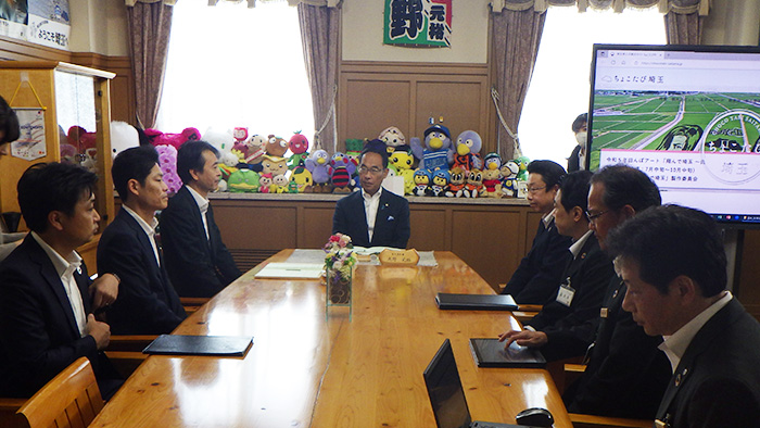 埼玉県産木材に関する建築物等木材利用促進協定締結式で歓談する知事の写真