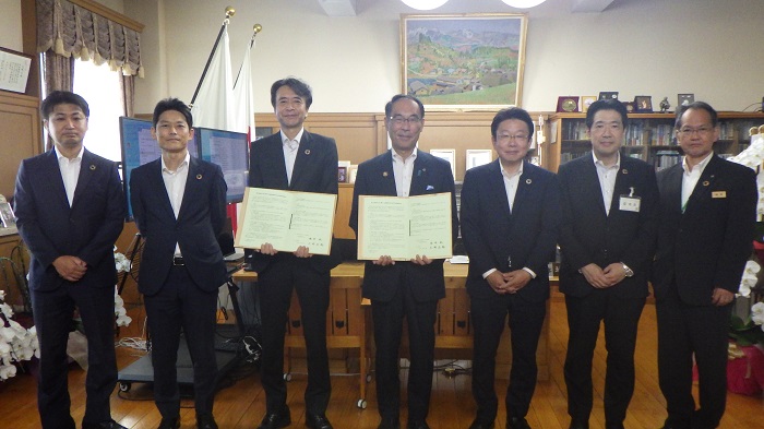 埼玉県産木材に関する建築物等木材利用促進協定締結式で記念撮影する知事の写真