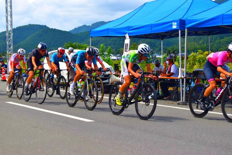 自転車で疾走する選手たち1