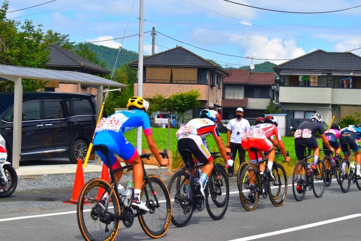 自転車で疾走する選手たち2