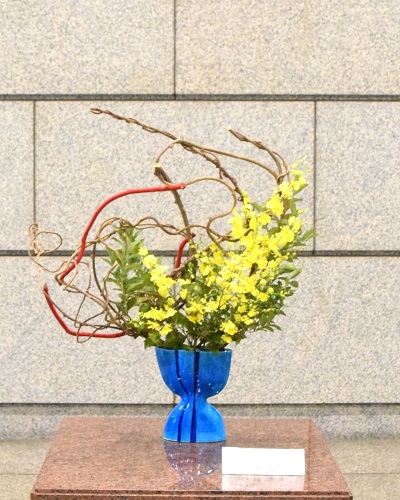 議事堂を飾る生け花の写真